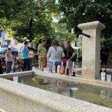 Les dialogues à la fontaine du Centre de Savièse. Ici à Granois, le 3 septembre 2024.